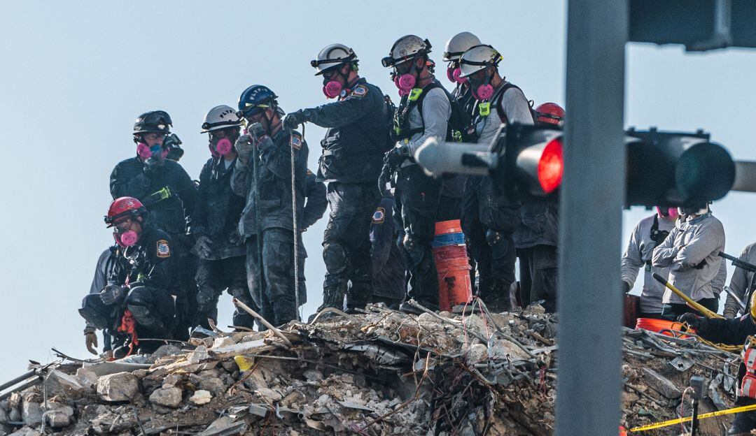 Equipos trabajan en el edificio colapsado