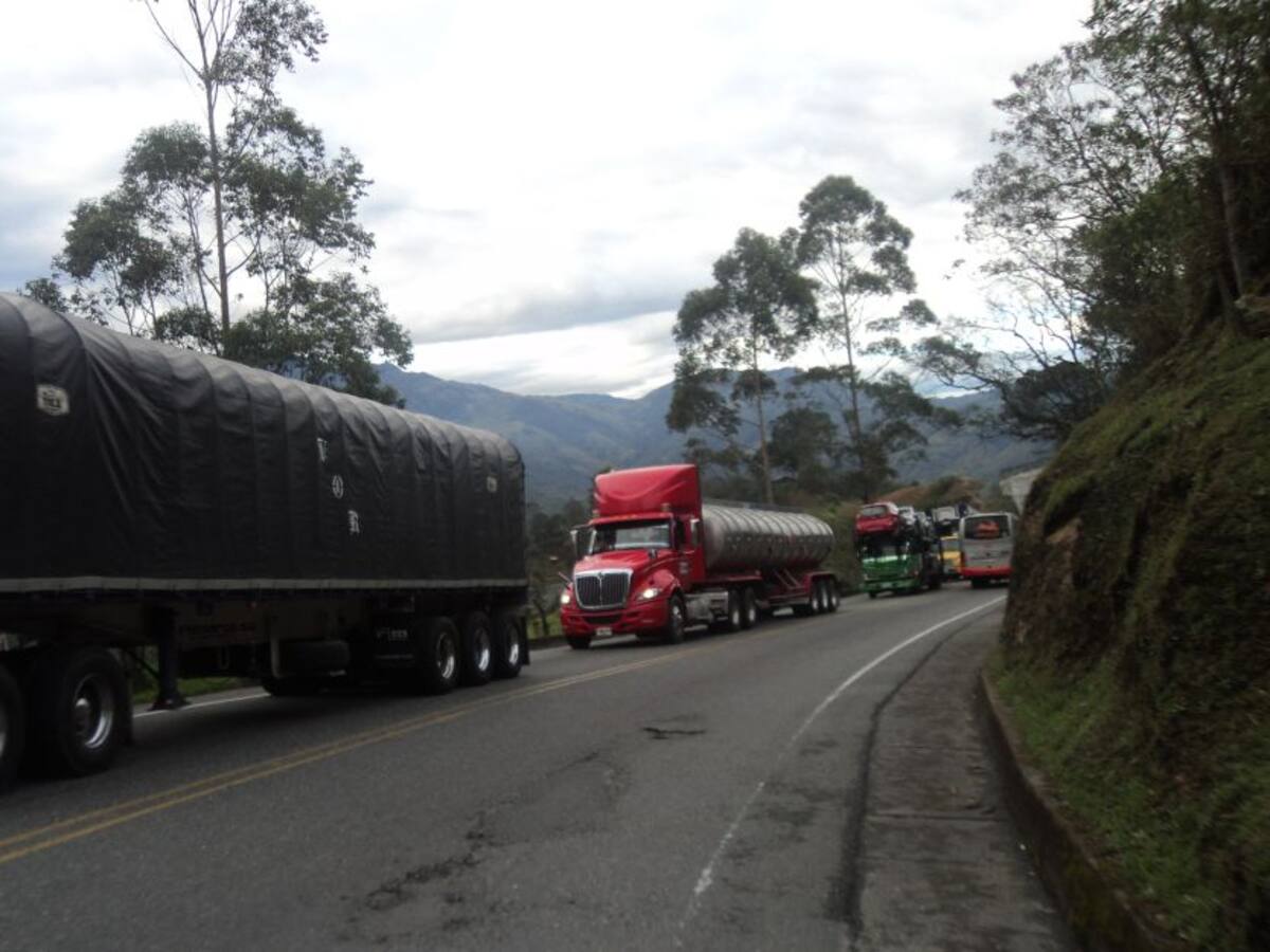 Transportadores carga reportan retrasos y sobre costos por cierres La Línea