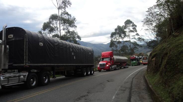 Transportadores carga reportan retrasos y sobre costos por cierres la Línea