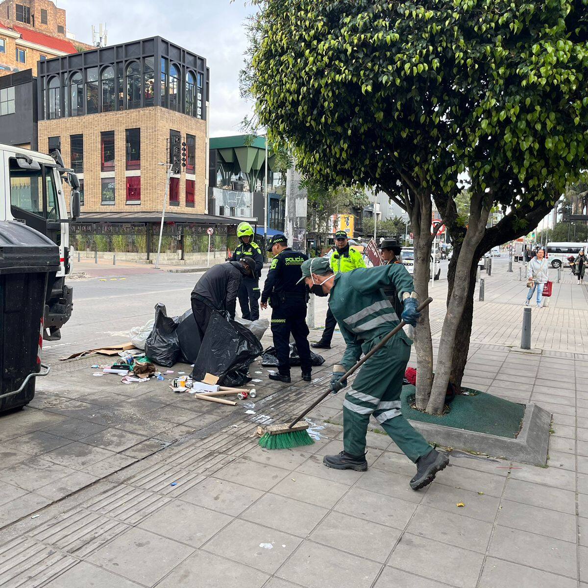 Operadores de aseo en Bogotá reducen el lavado de zonas comunes por racionamiento