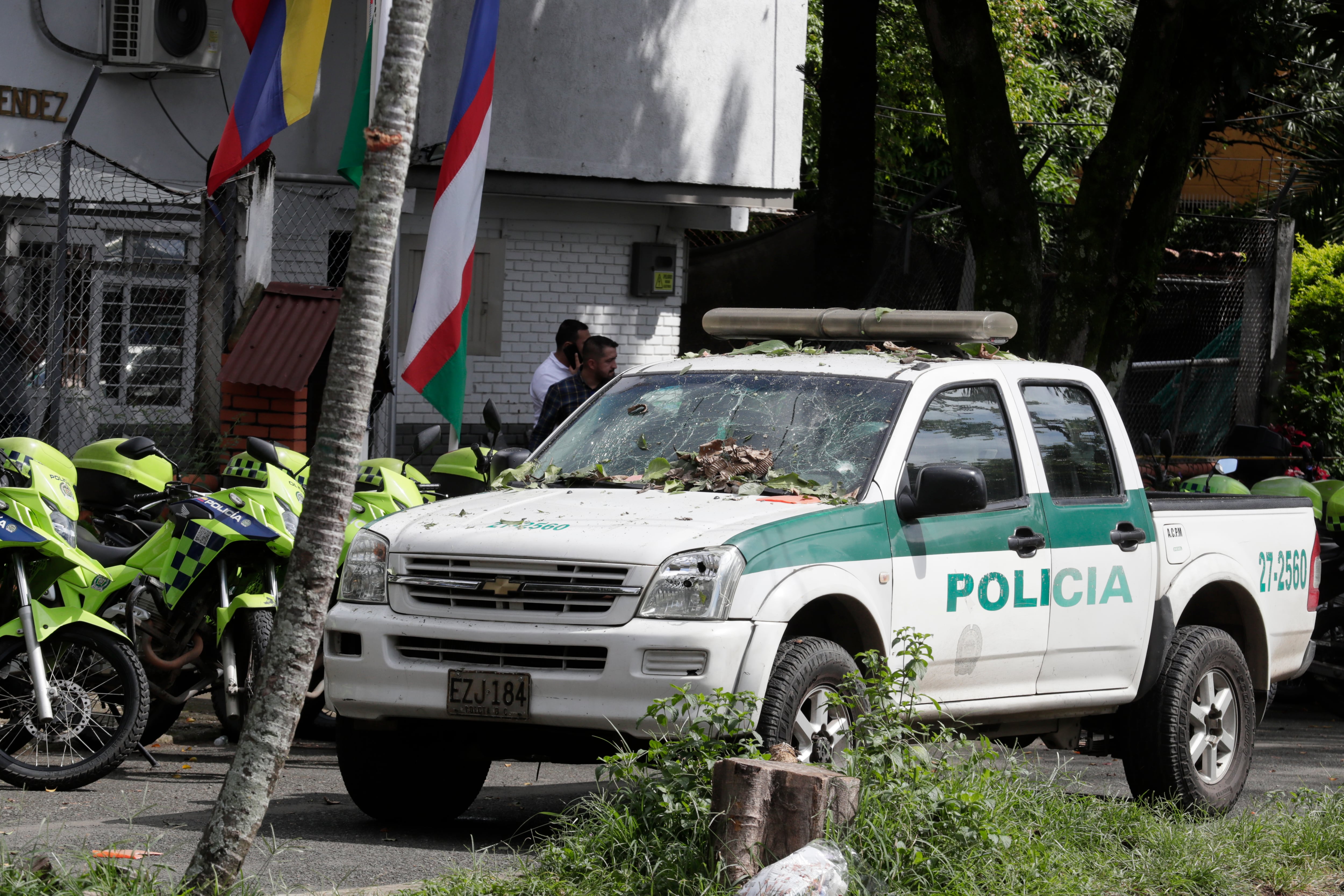 Fotografía de una patrulla afectada por un atentado al sur de Cali (Colombia). EFE
