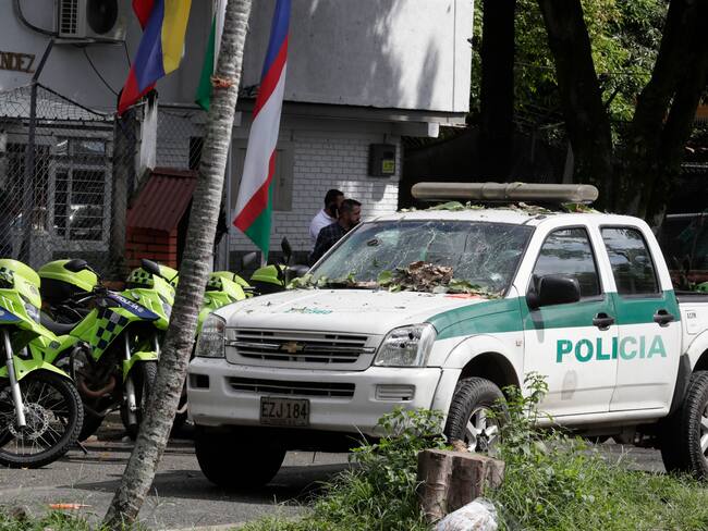 AME4770. CALI (COLOMBIA), 10/06/2025.- Fotografía de una patrulla afectada por un atentado ocurrido cerca de la estación de policía del barrio Meléndez este martes, al sur de Cali (Colombia). Al menos una persona muerta y varias heridas dejaron sendas explosiones de bombas dirigidas contra puestos policiales en la ciudad colombiana de Cali, capital del departamento de Valle del Cauca (suroeste), informaron las autoridades. EFE/ Carlos Ortega