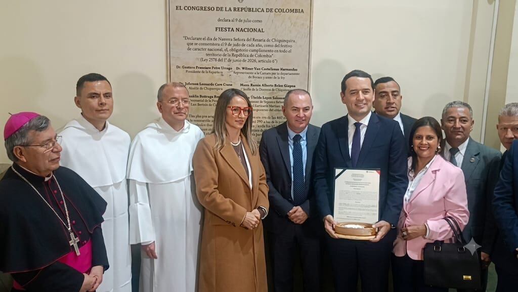 El exrepresentante a la Cámara por Boyacá, Wilmer Castellanos Hernández, recibió de manos del alcalde de Chiquinquirá, Jefferson Caro, las llaves de la ciudad / Foto: Caracol Radio.