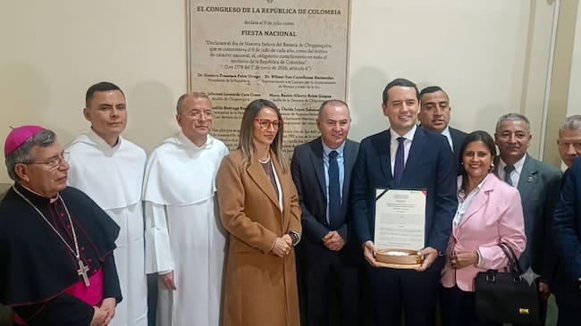 El exrepresentante a la Cámara por Boyacá, Wilmer Castellanos Hernández, recibió de manos del alcalde de Chiquinquirá, Jefferson Caro, las llaves de la ciudad / Foto: Caracol Radio.