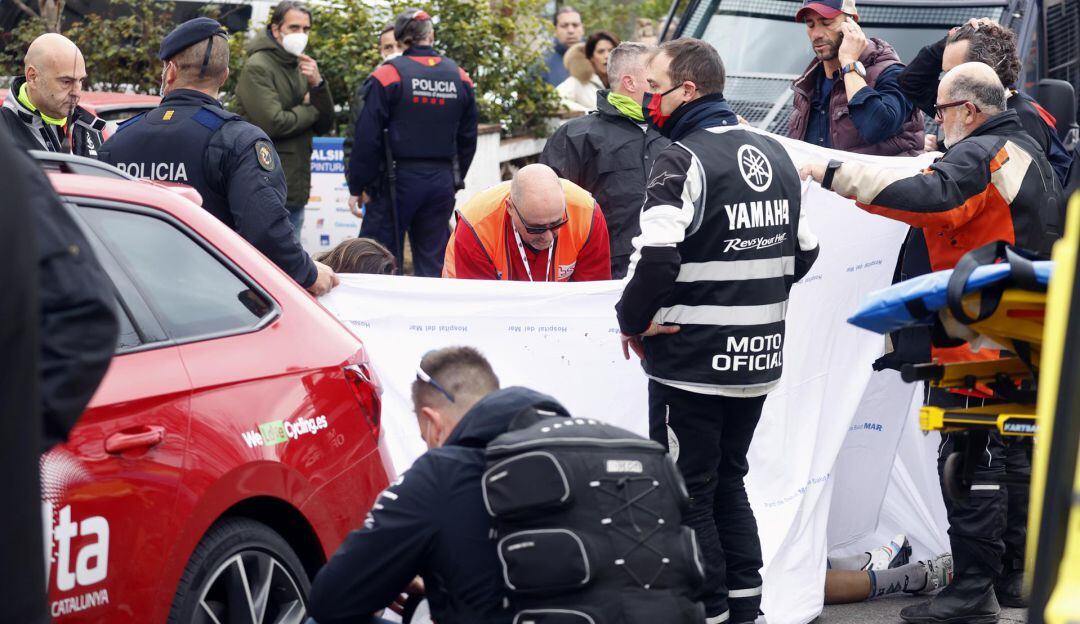 Sonny Colbrelli es atendido por el cuerpo médico de la Vuelta a Cataluña tras desvanecerse al final de la primera etapa.
