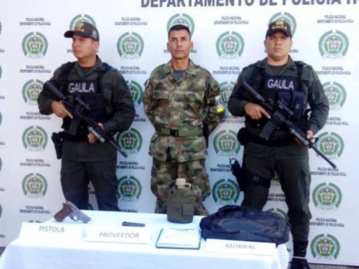 Capturan a un hombre con brazaletes de las Águilas Negras extorsionando en Huila