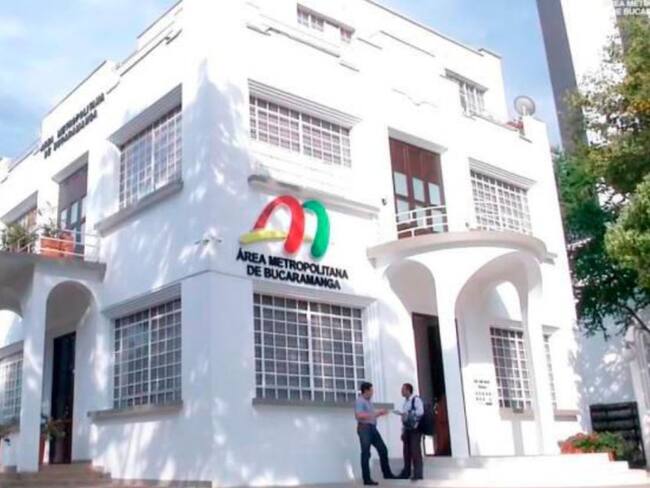 AMB habría entregado a dedo multimillonario contrato