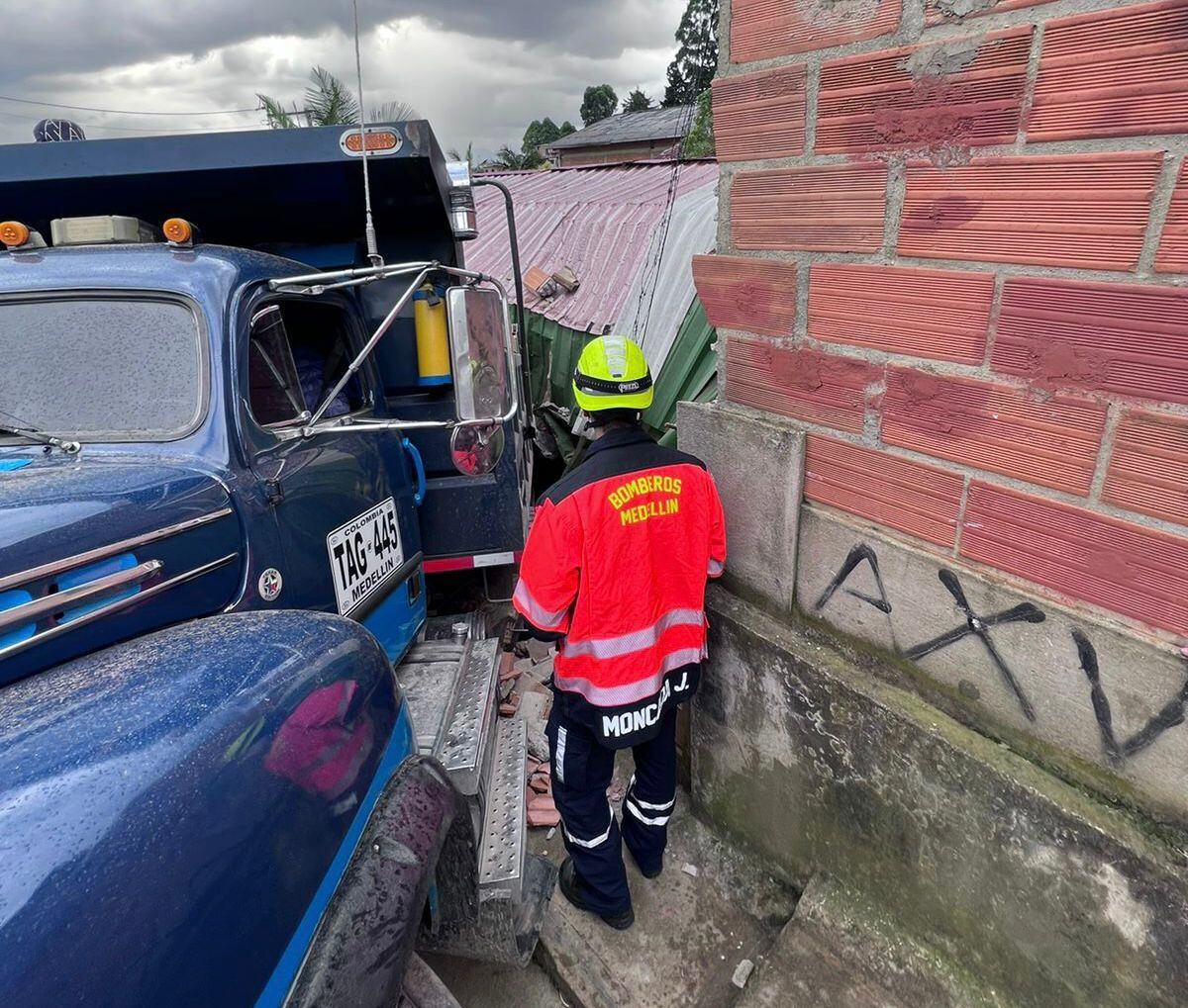 Volqueta choca contra jardín infantil