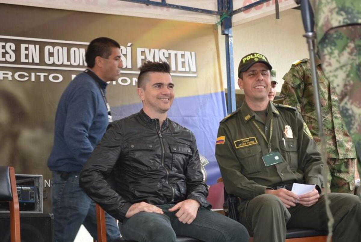 El artista colombiano se tomó fotos con los uniformados. Foto: Caracol Radio