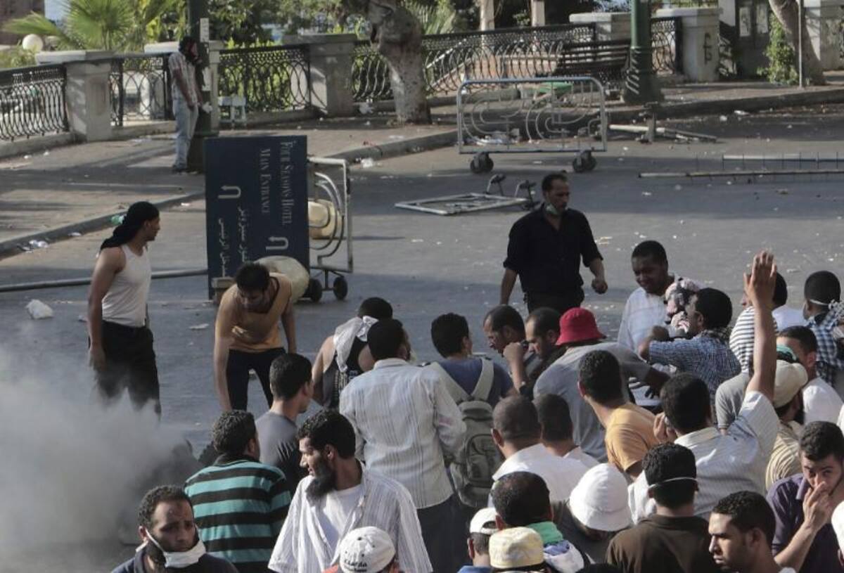 Los simpatizantes de los Hermanos Musulmanes y del depuesto presidente egipcio Mohamed Mursi se manifiestan en Nasr, El Cairo (Egipto),  los islamistas bautizarón  como "Viernes de la Ira". donde más de 30 personas murieron