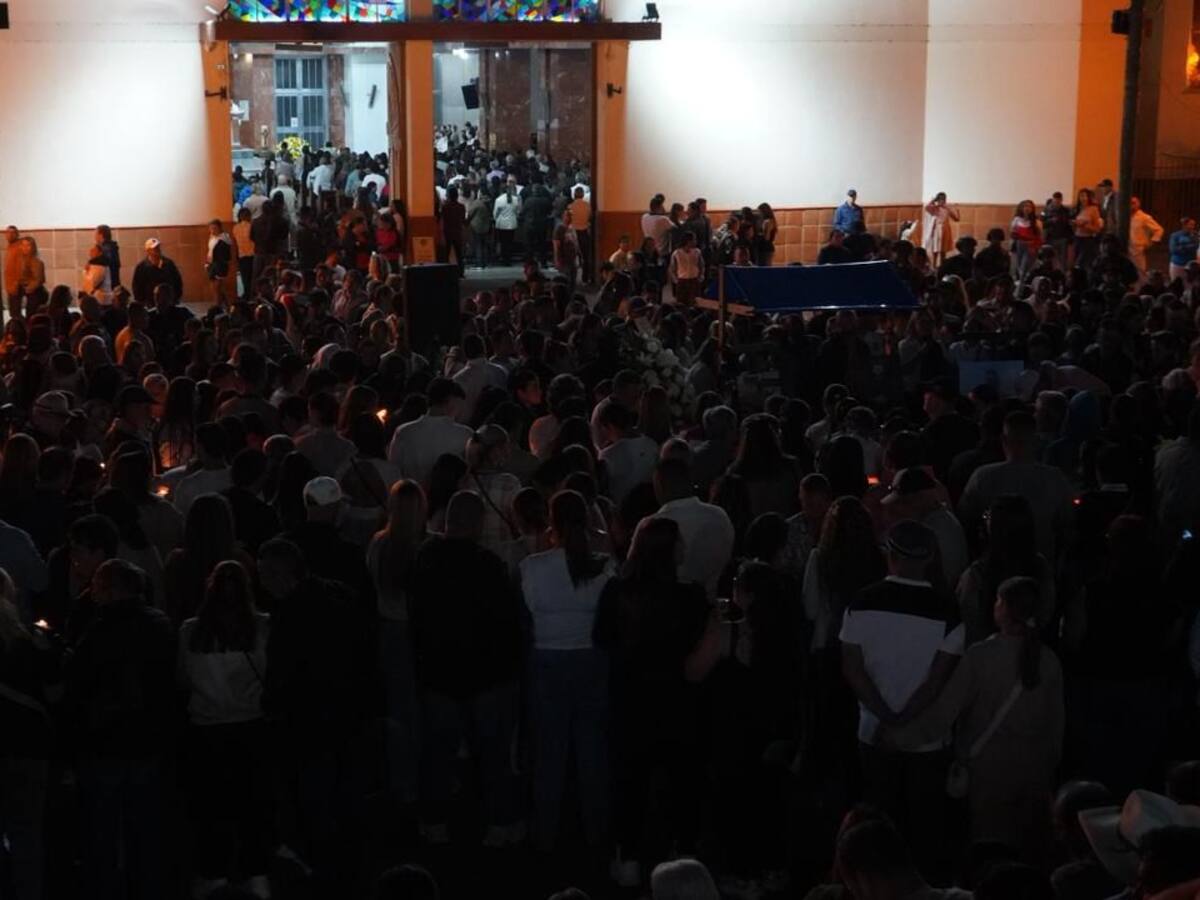 Con velatón rechazan la violencia tras triple homicidio en El Carmen de Viboral