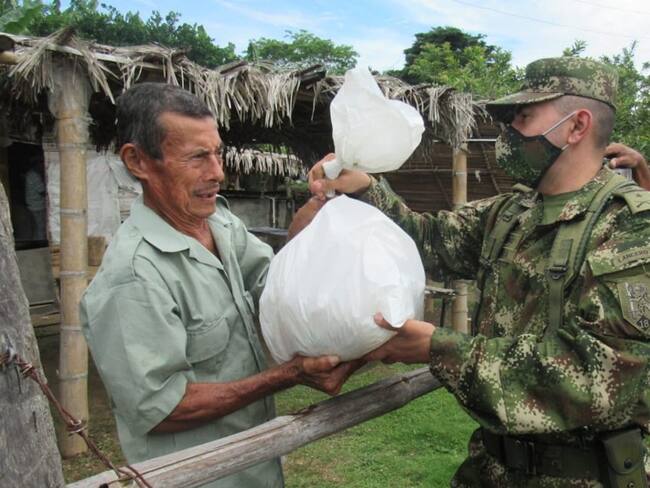 Ejército entrega ayudas humanitarias a afectados por aislamiento en Tolima