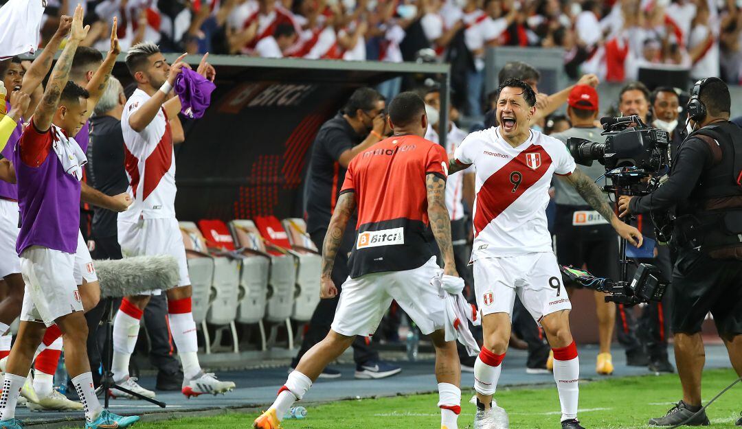 Los jugadores de Perú festejan la clasificación al repechaje tras escuchar el pitazo final del juego.