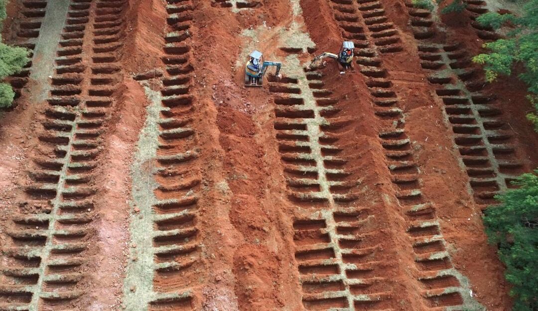 Vista aérea desde un dron este lunes de las fosas que se abren en el cementerio de Vila Formosa durante la pandemia COVID-19, en la ciudad de Sao Paulo (Brasil). 