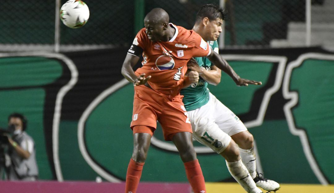 Jorge Arias disputa un balón con Adrián Ramos.