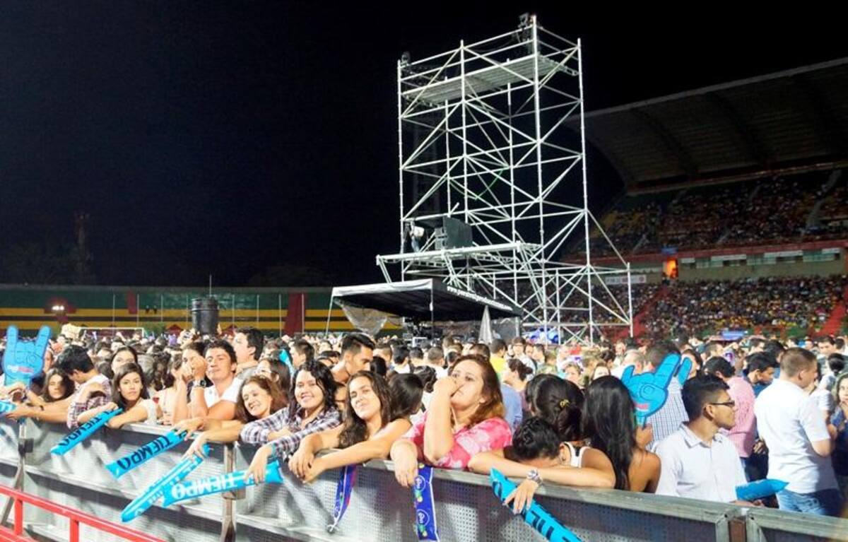 Las primeras imágenes son del Estadio Alfonso López, sede del Atlético Bucaramanga, donde miles de personas fueron llegando poco a poco para ver el último concierto de la gira de Juanes.