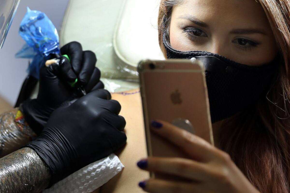 Muchos tatuadores colombianos han adaptado sus estudios privados en casa para volver a trabajar durante la pandemia.