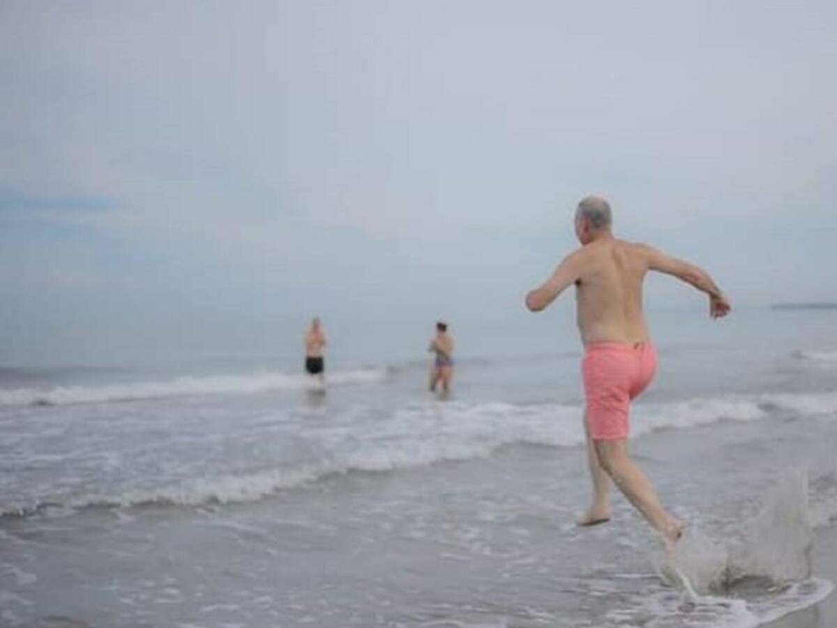 Alcalde de Cartagena da el primer ‘chapuzón’ en la reactivación de playas