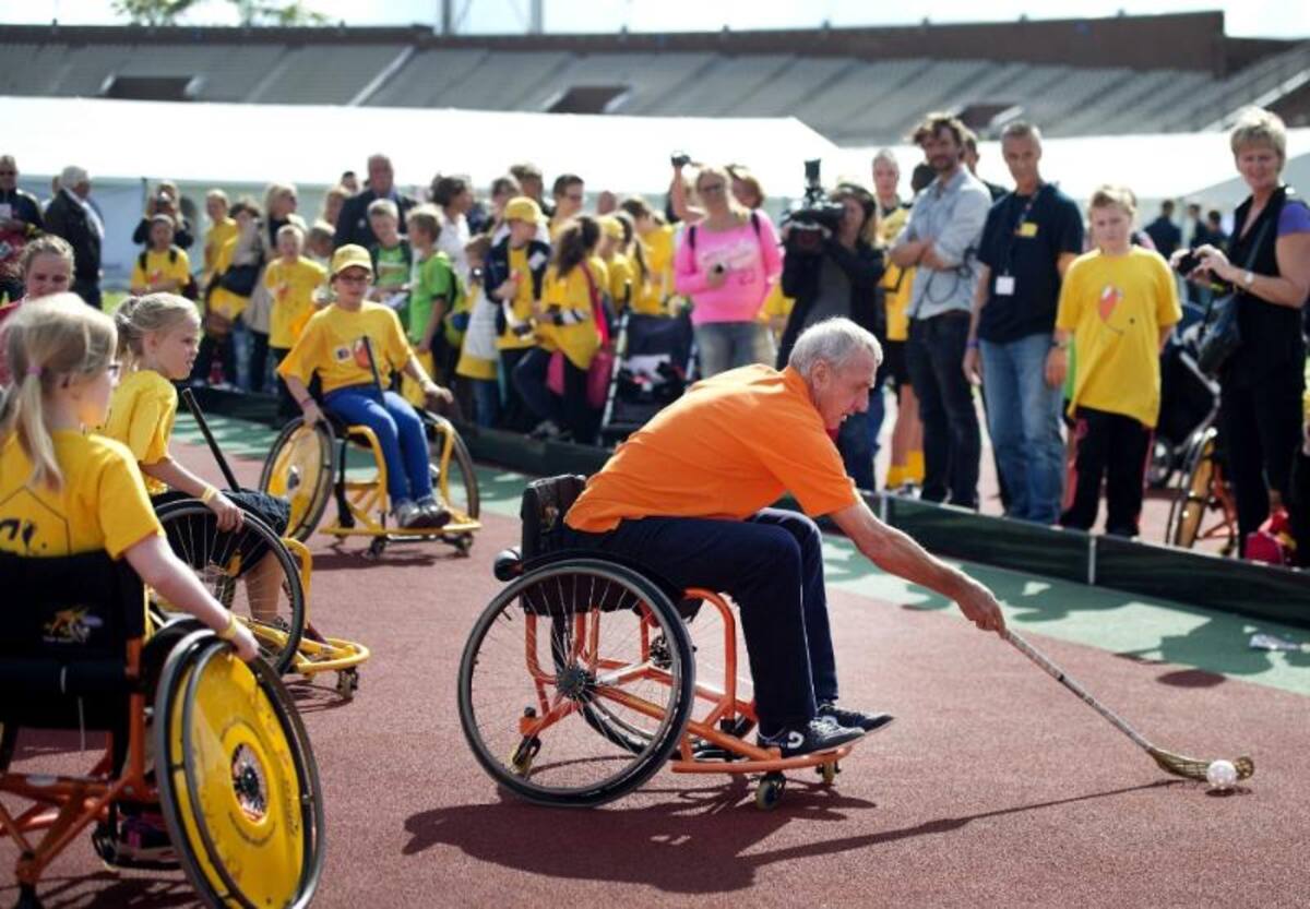 La leyenda del fútbol holandés, Johan Cruyff participa de un juego de hockey sobre pasto en silla de ruedas en el Open Day anual de su fundación en el estadio olímpico en Ámsterdam (Holanda).