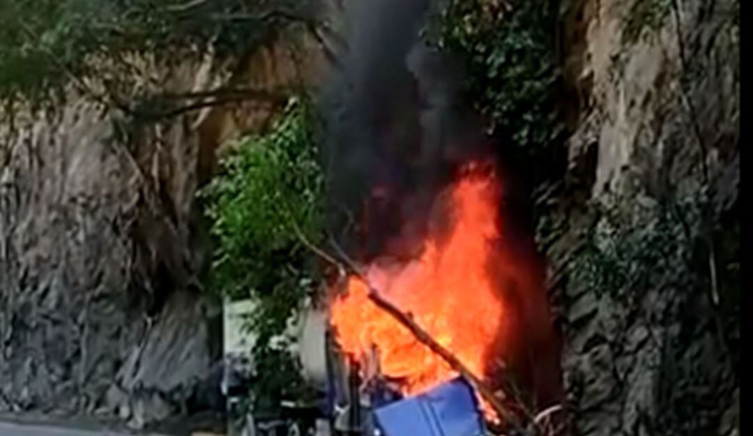 Tractocamión incinerado en la vía Bogotá - Girardot 