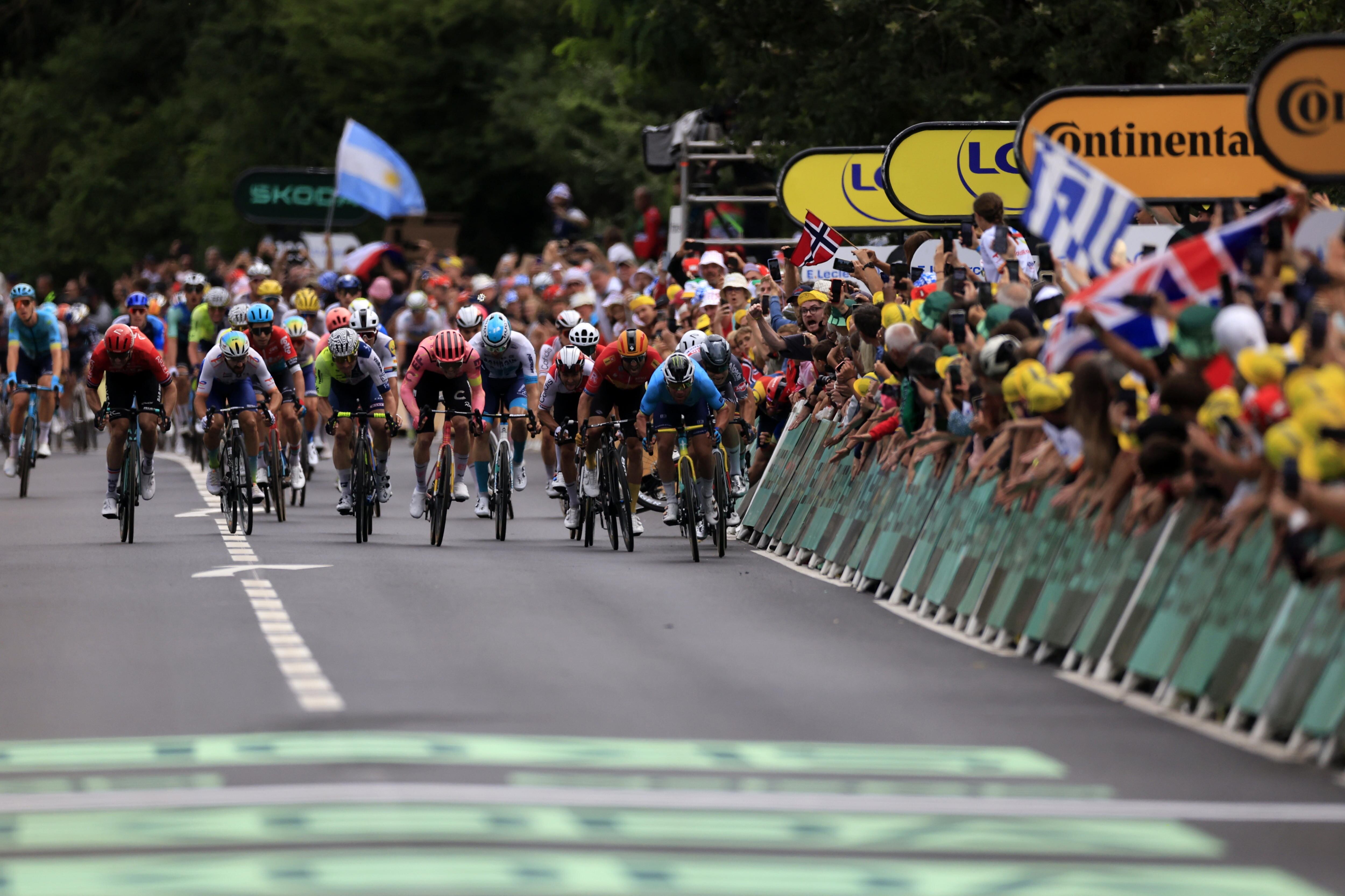 Definición en el embalaje durante la etapa 5 del Tour de Francia. EFE/GUILLAUME HORCAJUELO