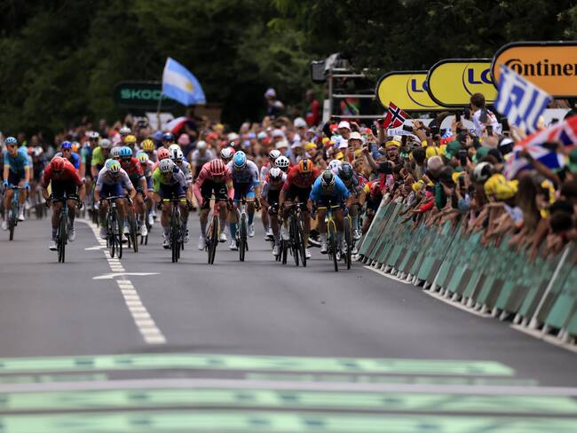 Saint Vulbas (France), 03/07/2024.- Danish rider Mads Pedersen (back R) of Lidl-Trek crashes as British rider Mark Cavendish (front R) of Astana Qazaqstan Team fights to cross the finish line and win the fifth stage of the 2024 Tour de France cycling race over 177km from Saint-Jean-de-Maurienne to Saint Vulbas, France, 03 July 2024. (Ciclismo, Francia) EFE/EPA/GUILLAUME HORCAJUELO