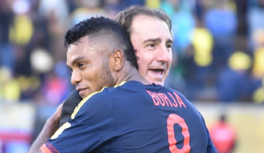 Néstor Lorenzo y Miguel Borja en un partido ante Ecuador por Eliminatorias al Mundial 2018