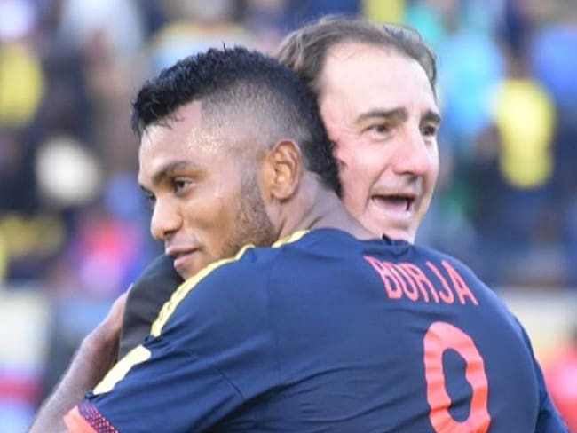 Néstor Lorenzo y Miguel Borja en un partido ante Ecuador por Eliminatorias al Mundial 2018