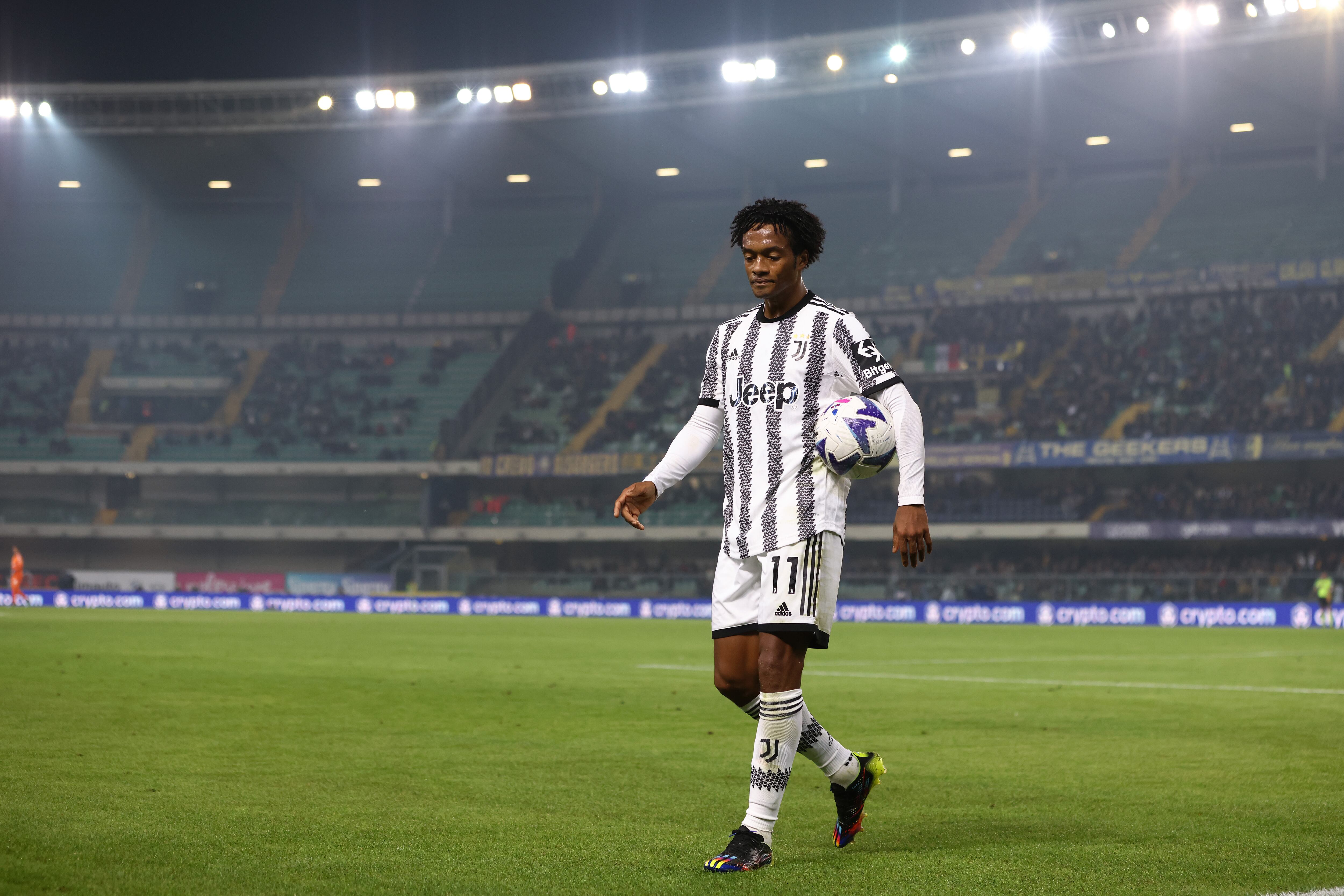 VERONA, ITALY - NOVEMBER 10: Juan Cuadrado of Juventus FC looks on during the Serie A match between Hellas Verona and Juventus at Stadio Marcantonio Bentegodi on November 10, 2022 in Verona, Italy. (Photo by Francesco Scaccianoce/Getty Images)