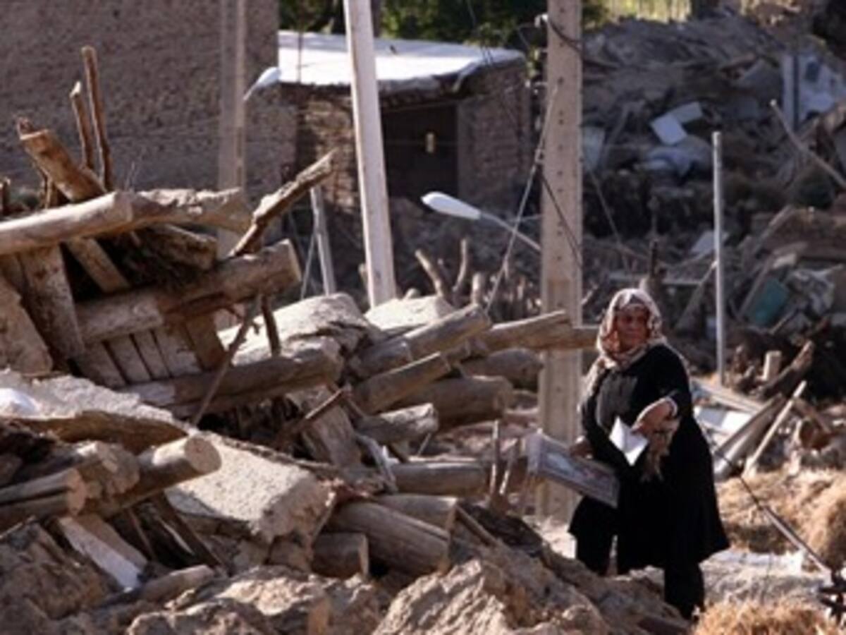 Aumentan a 306 los muertos y 3.037 heridos por terremotos en Irán
