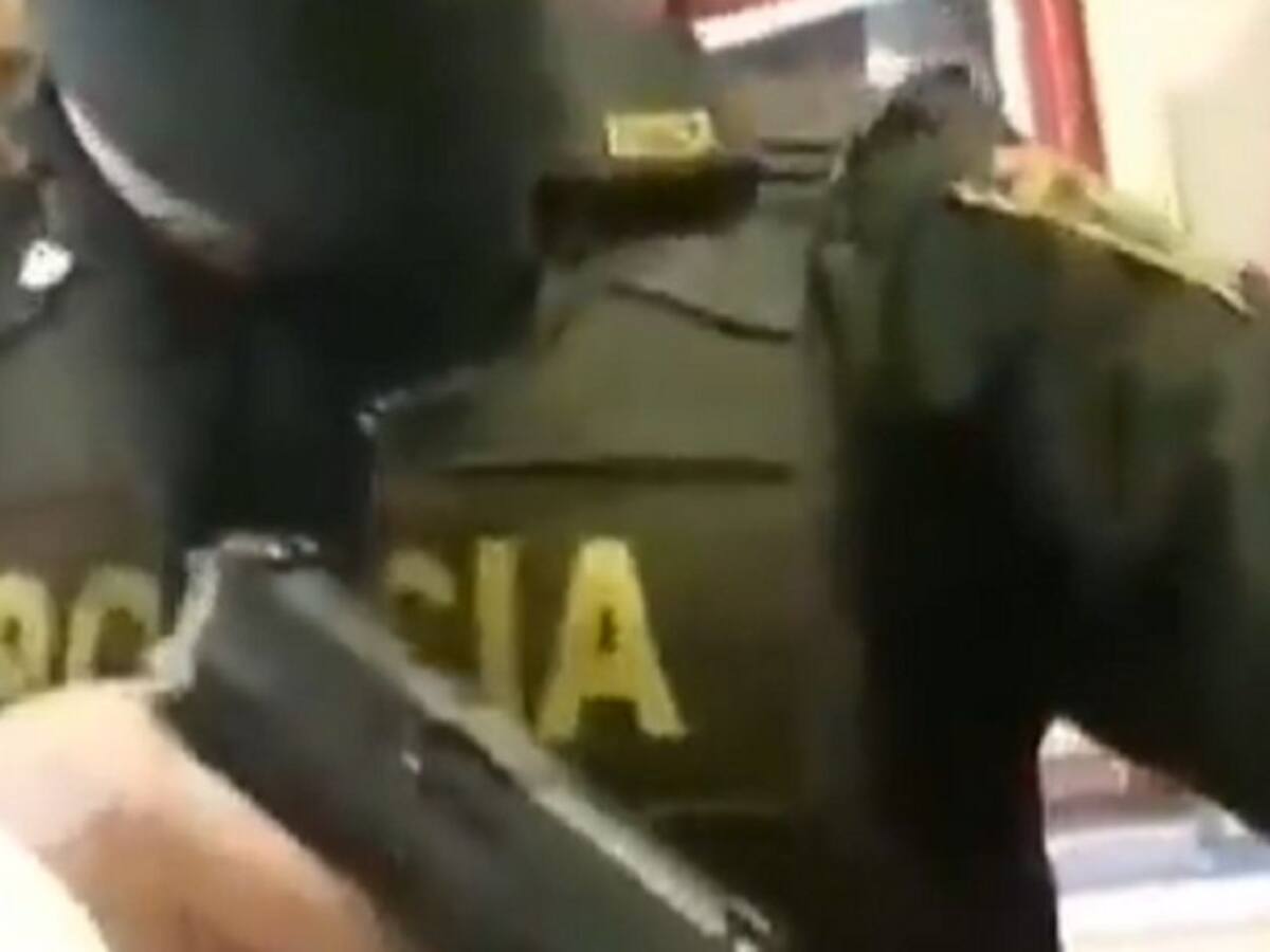 Policía disparó contra un hombre que pedía soltar a su pareja