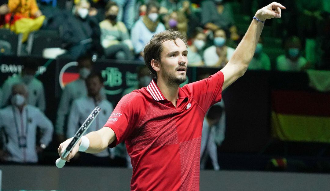 Daniil Medvedev festeja su victoria y clasificación de Rusia a la final de la Copa Davis.