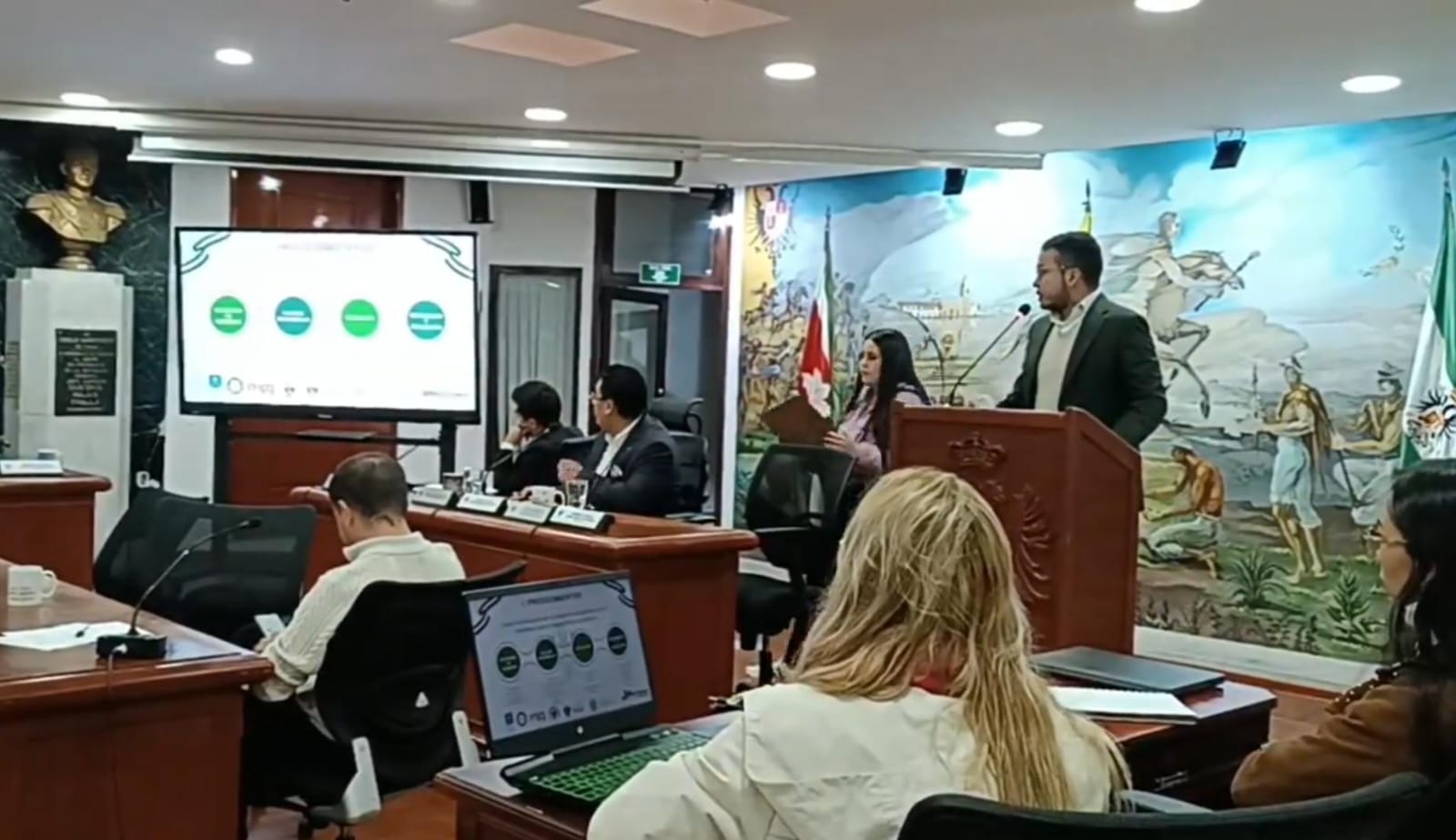 El ingeniero Carlos Hernández lidera la presentación de un ambicioso proyecto para impulsar el crecimiento y la sostenibilidad de la ciudad. / Foto: Caracol Radio