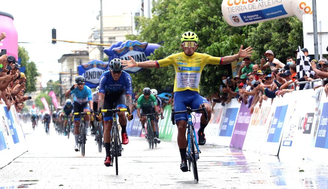 Luis Carlos Chía celebra la victoria previo al fuerte accidente.