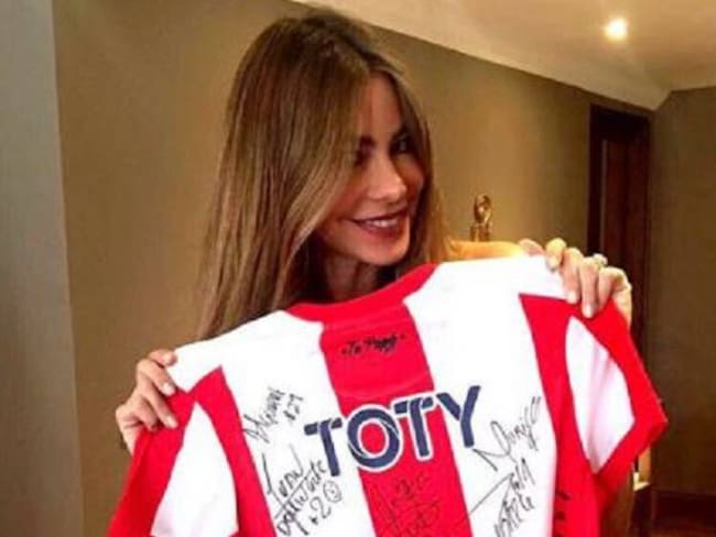 Jugadores del Junior le obsequian a Sofía Vergara la camiseta del equipo autografiada