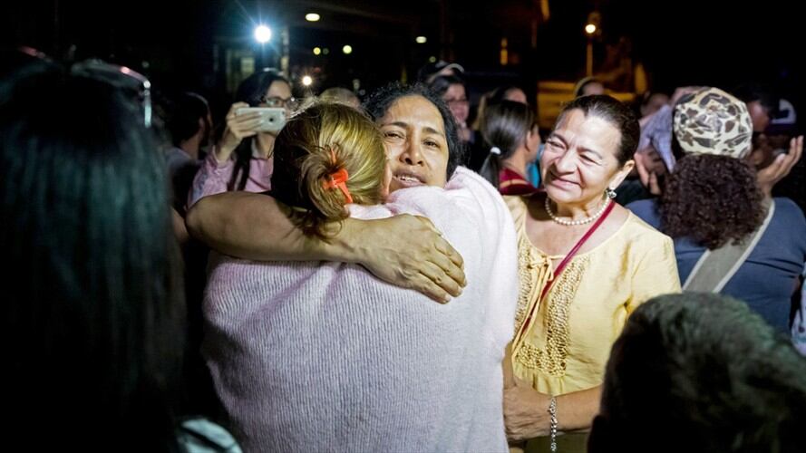 Los presos excarcelados acudieron a los tribunales que llevan sus causas para conocer las medidas sustitutivas que le han permitido volver a pisar la calle. Foto: Agencia EFE/MIGUEL GUTIERREZ