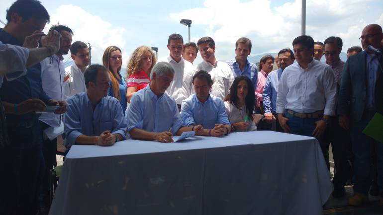 Alcaldes de Bogotá y Medellín en firma de convenio entre metros. 