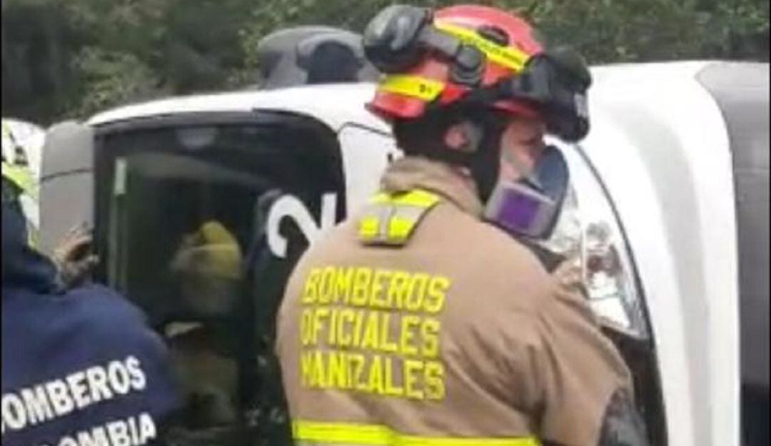 Choque entre furgón y ambulancia en la vía Manizales - Bogotá.