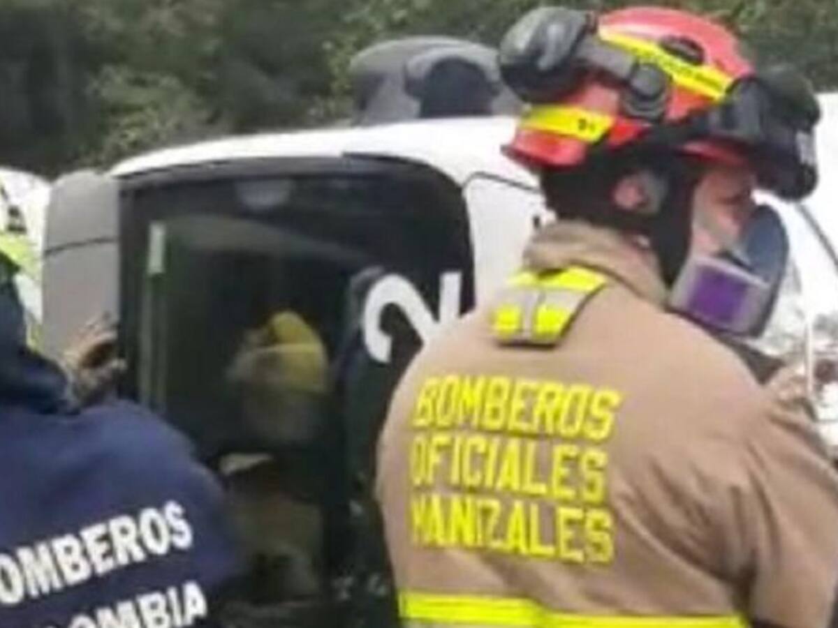 Choque entre furgón y ambulancia dejó un herido en la vía Manizales, Bogotá