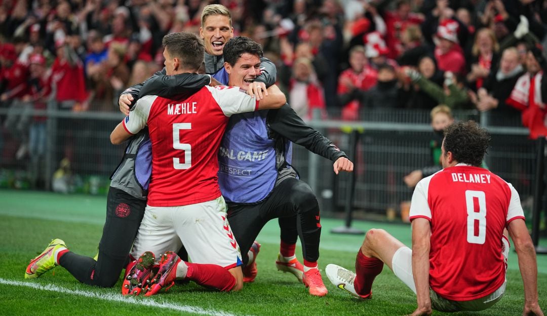 Los jugadores de Dinamarca festejan el gol de la clasifiación al Mundial de Qatar 2022.