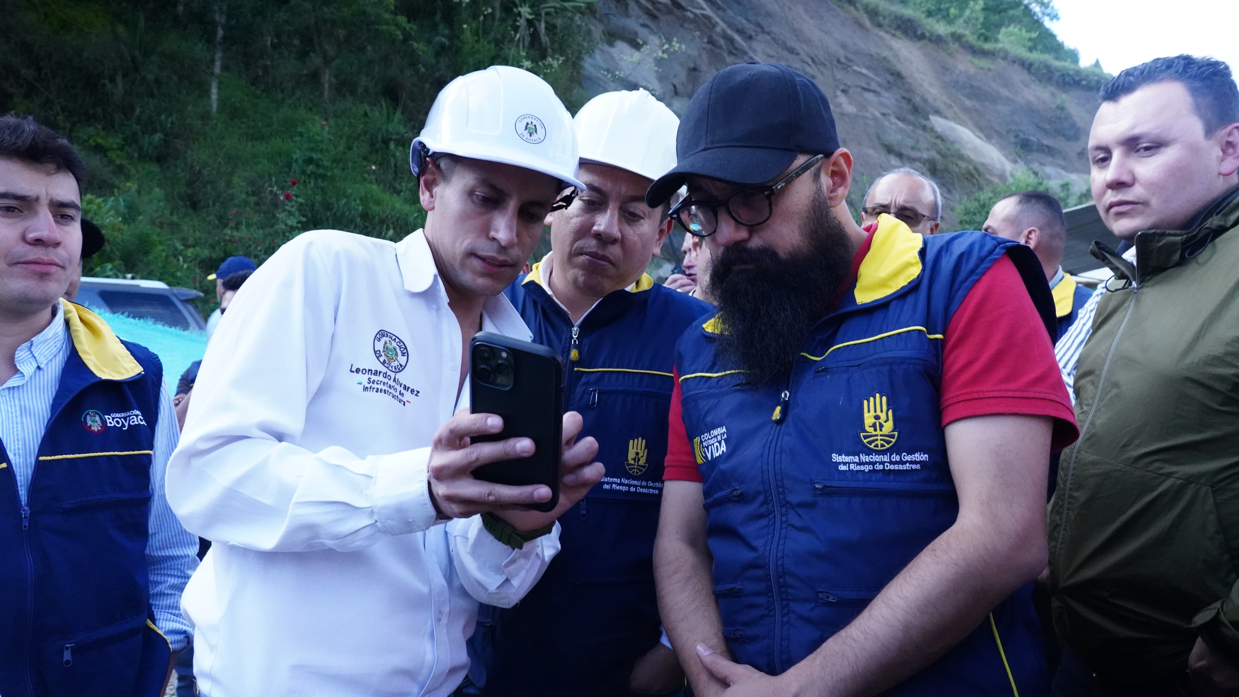 El director de la Unidad Nacional de Gestión del Riesgo de Desastres, Carlos Carrillo, y el gobernador de Boyacá, Carlos Carrillo estuvieron en Puente Sisa/ Foto: Mauricio Sánchez (UNGR).