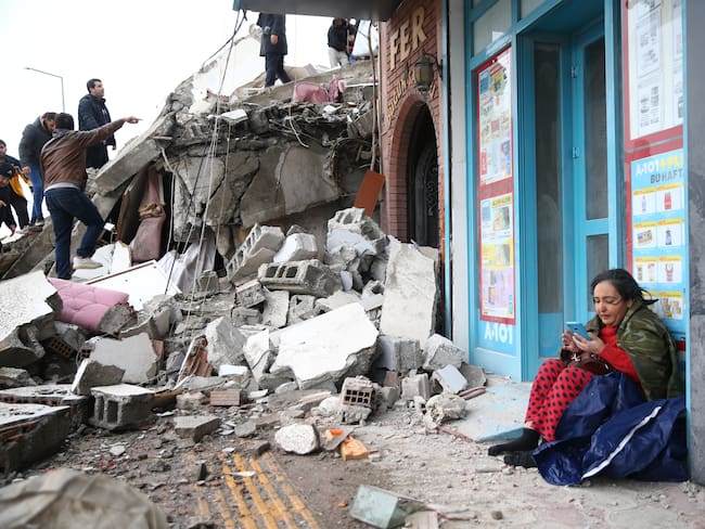 Civiles en medio de los daños causados por los dos terremotos en Turquía que también perjudicaron a Siria. 
(Foto: Sezgin Pancar/Anadolu Agency via Getty Images)