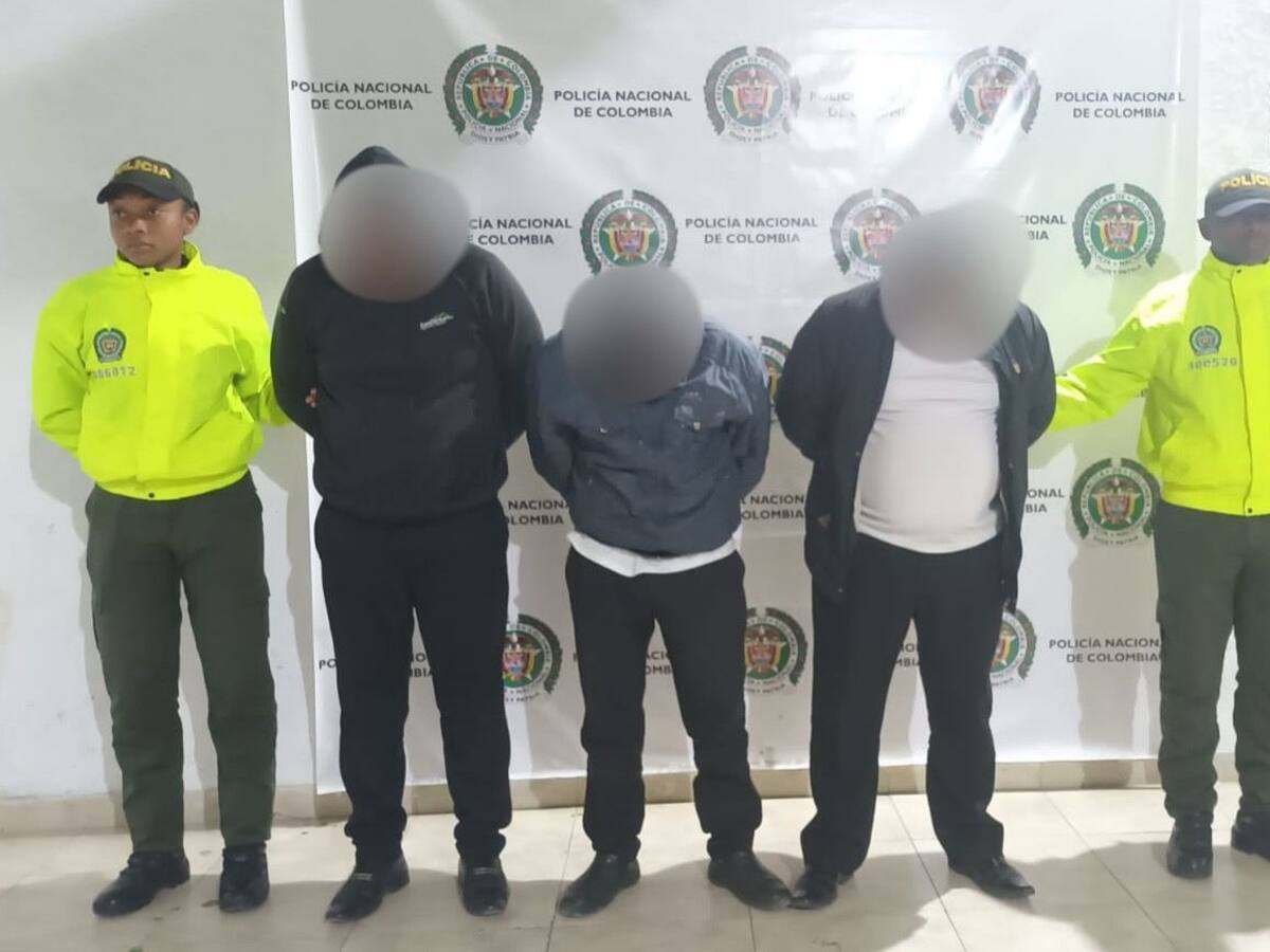 Rescatan a 120 migrantes en la frontera con Ecuador