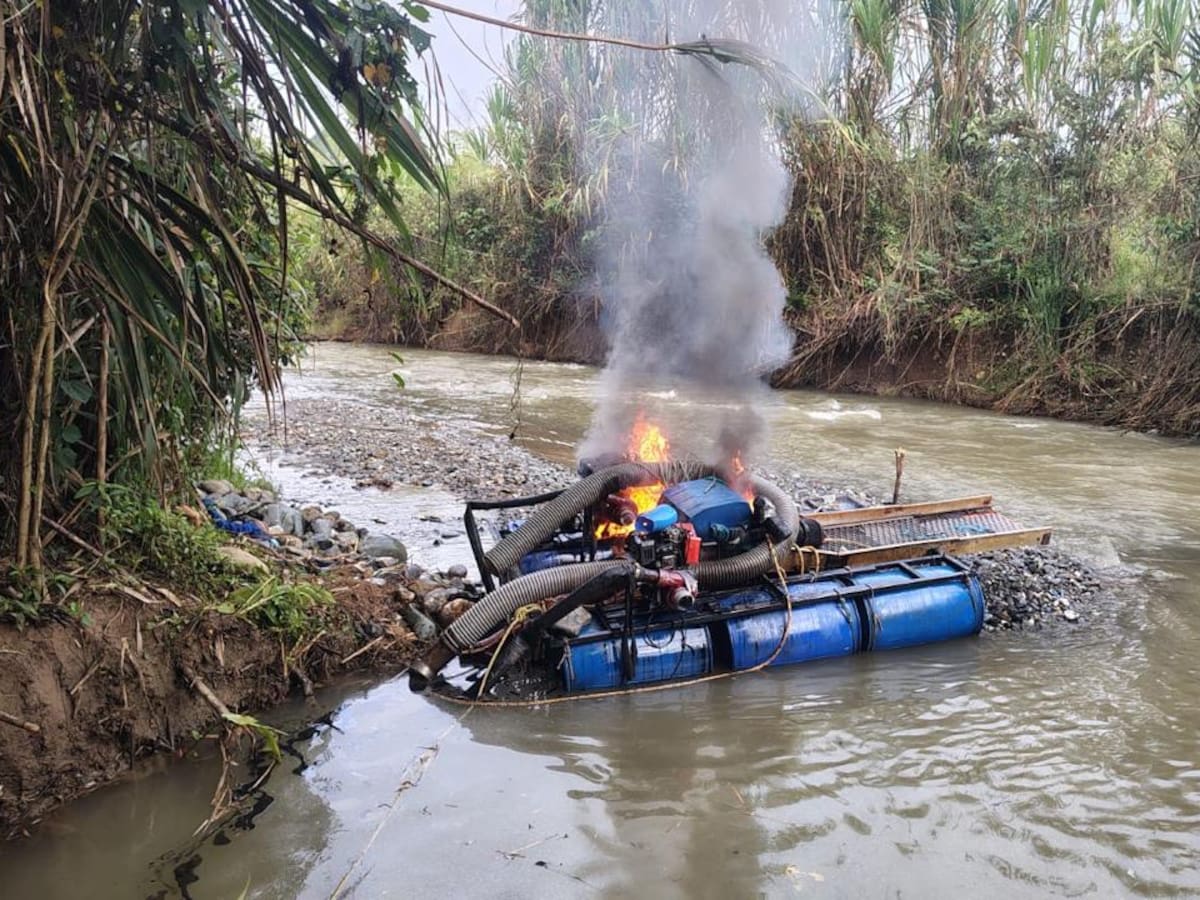 Golpe a la minería ilegal en el Cauca: destruyen maquinaria que financiaba a disidencias de las Farc