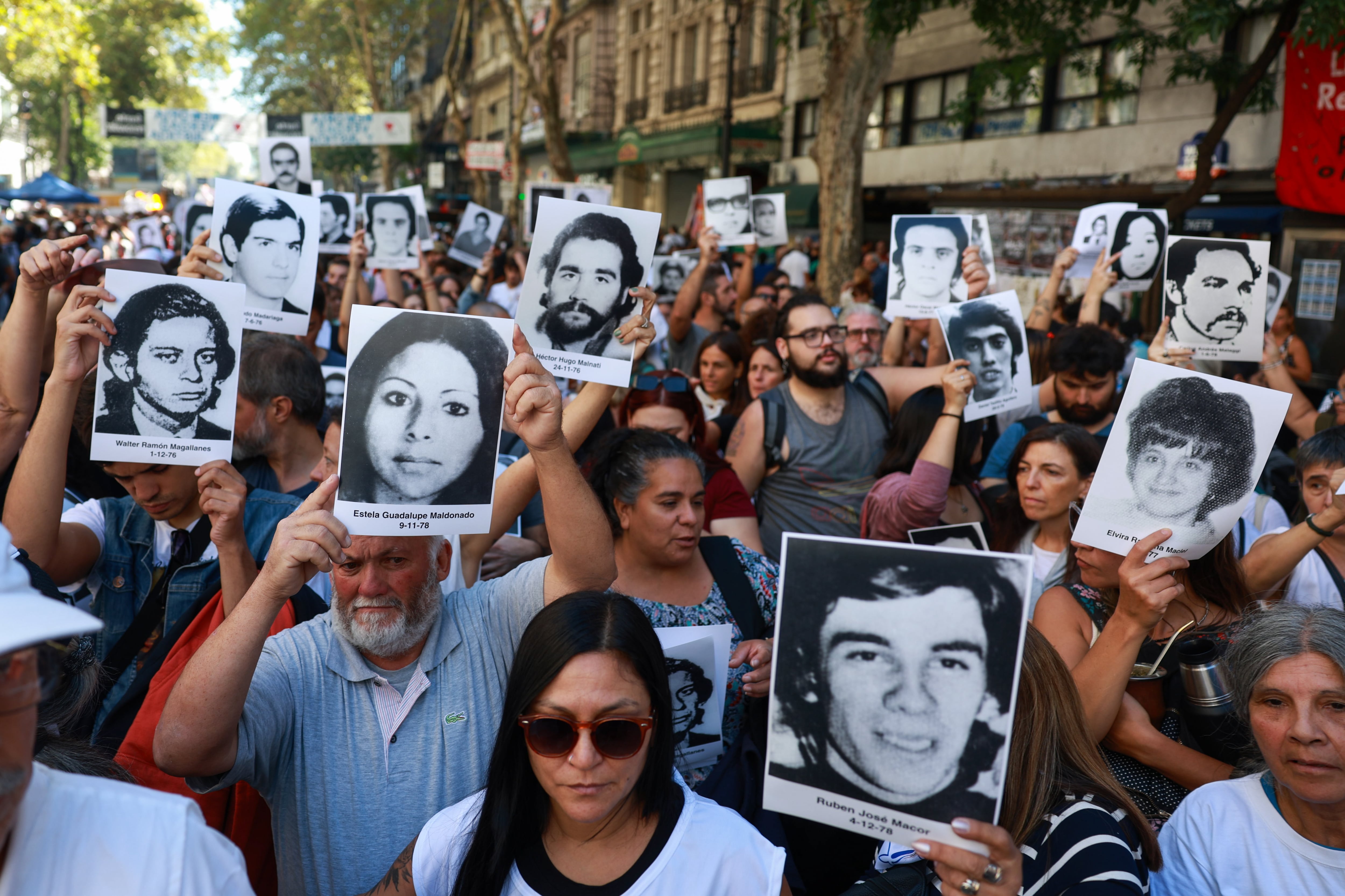 Manifestantes en Argentina muestran los rostros de los desaparecidos en medio de la dictadura.
(Foto:   Cristina Sille/picture alliance via Getty Images)