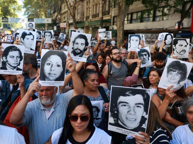 Manifestantes en Argentina muestran los rostros de los desaparecidos en medio de la dictadura.
(Foto: Cristina Sille/picture alliance via Getty Images)