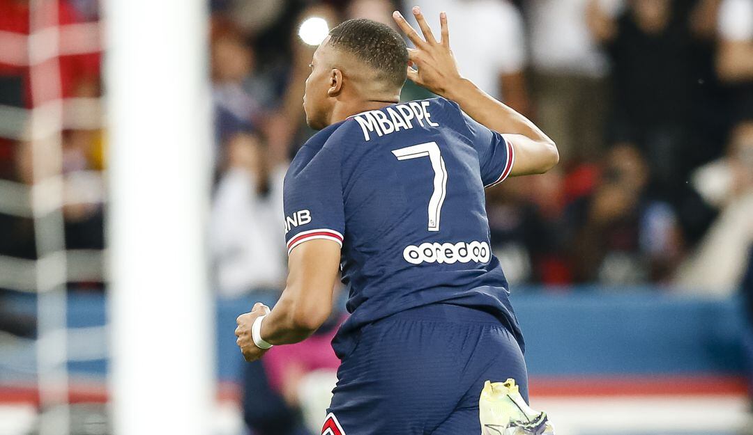 Kylian Mbappé festeja su tercera anotación en la goleada del PSG al Metz.