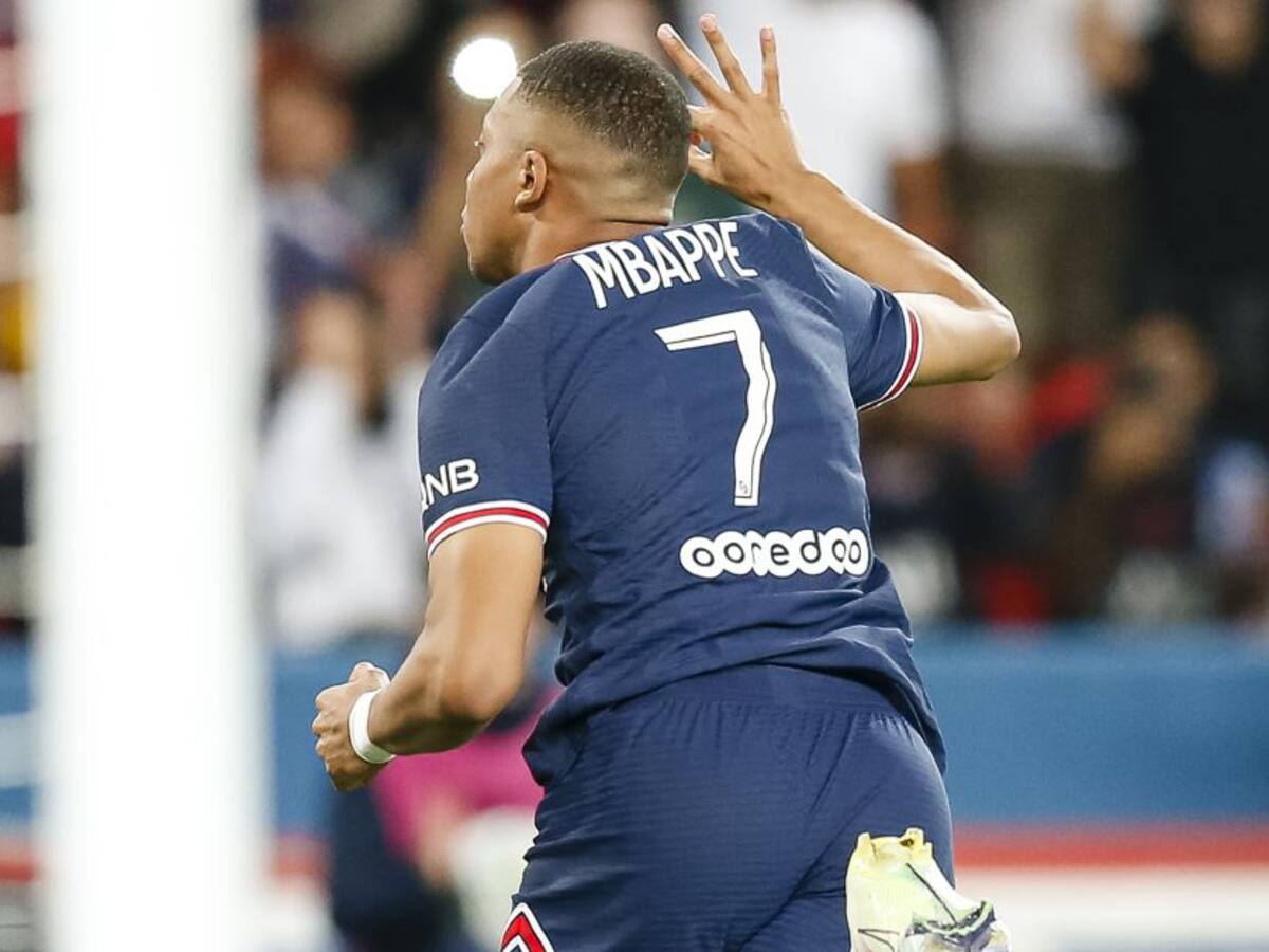 Mbappé celebró su renovación con el PSG con triplete ante el Metz