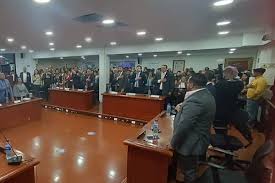 Concejales de Tunja cuestionan la adjudicación de un contrato millonario para la actualización catastral y exigen transparencia, mientras critican la falta de liderazgo y comunicación de la administración municipal.