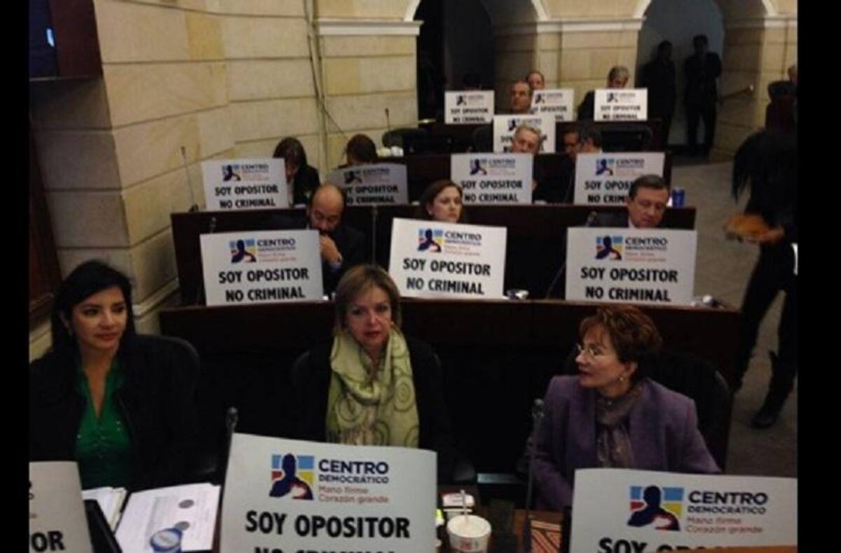 El 26 de agosto de 2014, en medio de la polémica generada por las nuevas acusaciones del Hacker Andrés Sepúlveda, quien aseguró que por orden del uribismo interceptó comunicaciones del gobierno y saboteó el proceso de paz. Plenaria del Senado.